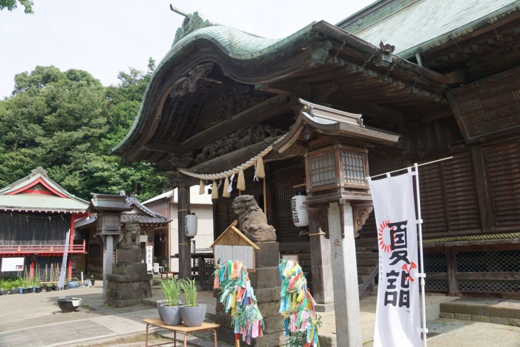 神社建築ではあまり見ない拝殿の唐破風