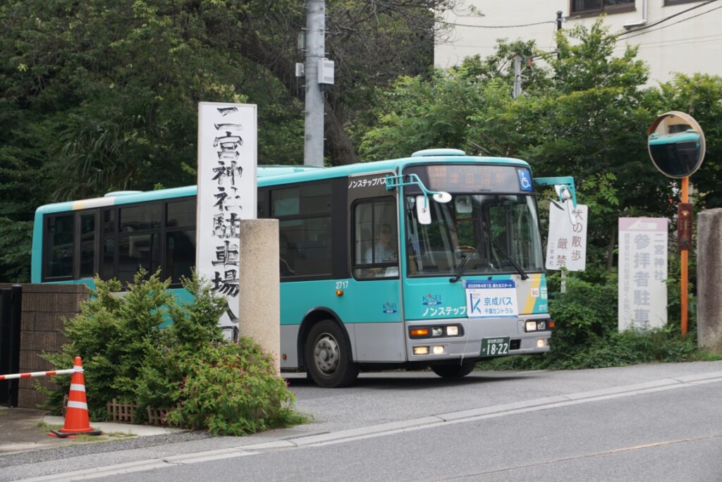 神社の駐車場奥にバス駐車場がある