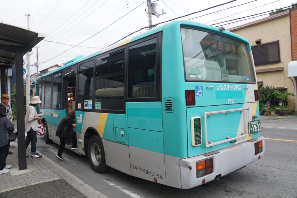 参拝者が多いと小型車ではさばけないこともある