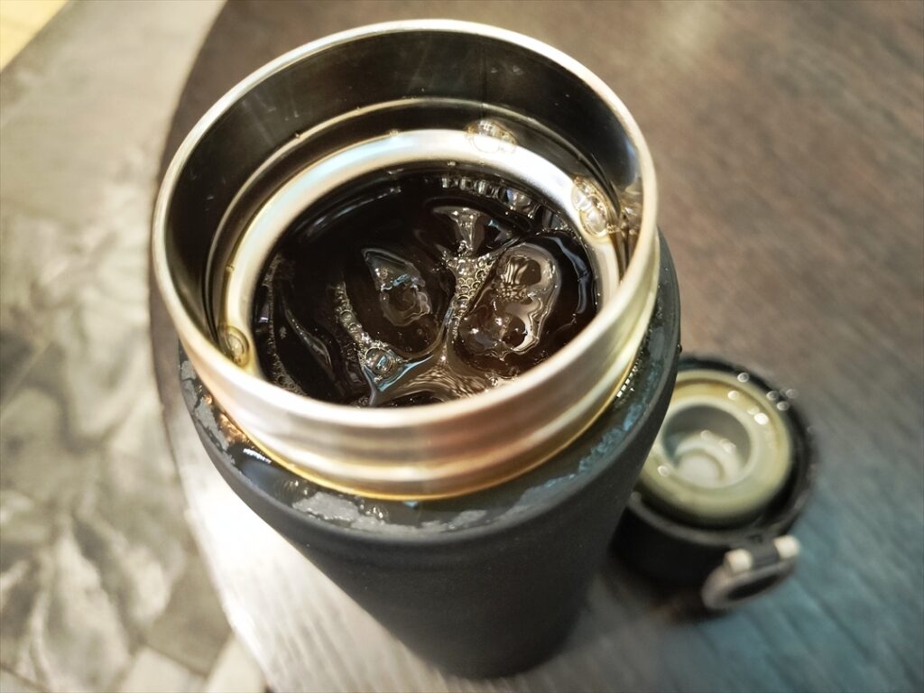 氷を詰めてアイスコーヒーを注いで乗務へ!