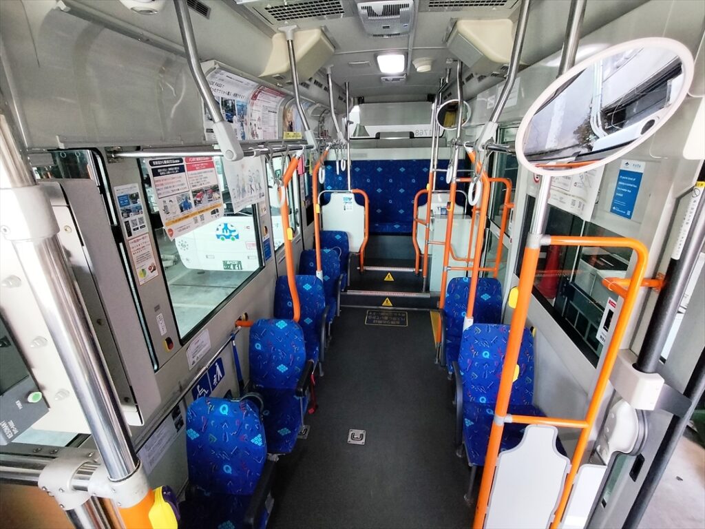 客室は涼しくても運転席は暑いのが悩みの種?