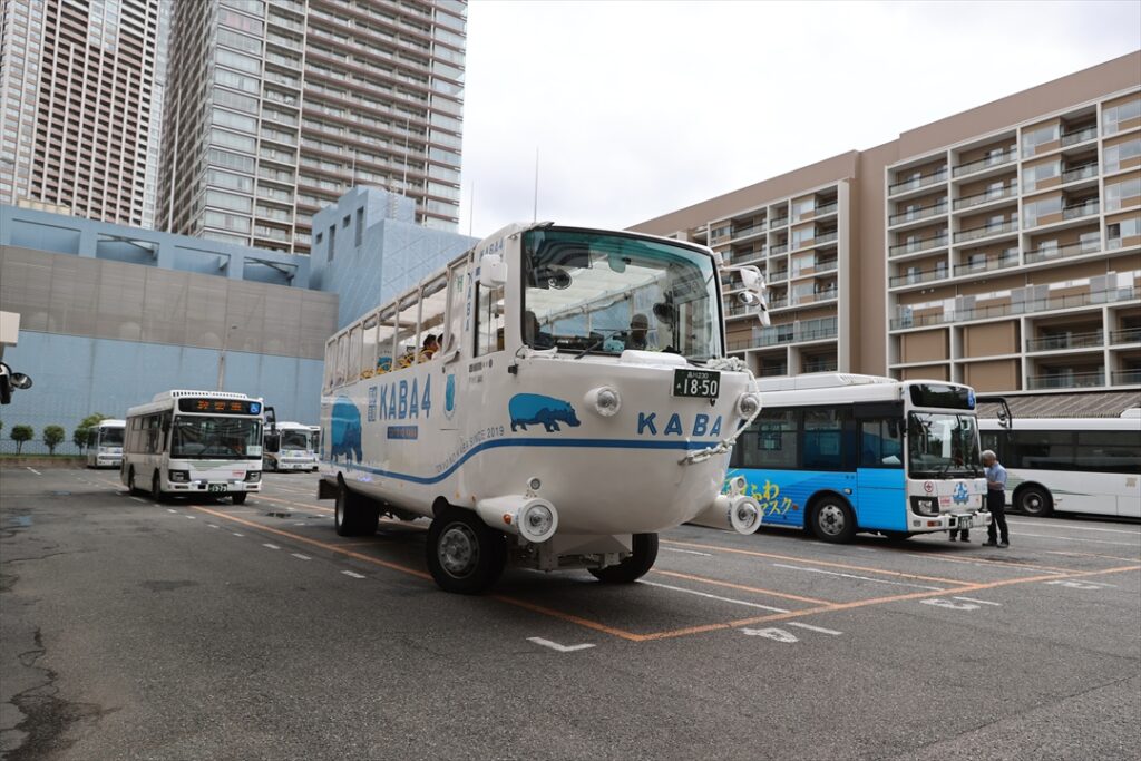 水陸両用のKABAバスは運行日のため出庫した