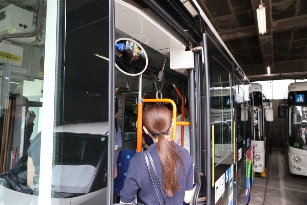 電気バスの車内見学