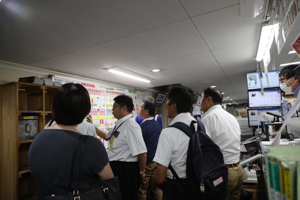交番表を確認するデモンストレーションを行う記者