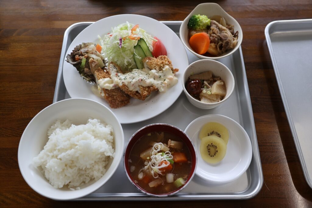 社内食堂での昼食は毎度おかずが多いボリューム満点さ