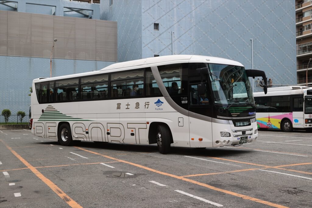 マニュアル車で前進と後退をして短い距離で指定された枠内にバスを入れる体験