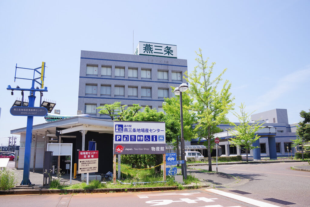燕三条地場産センターの施設は写真右奥の入口から入る