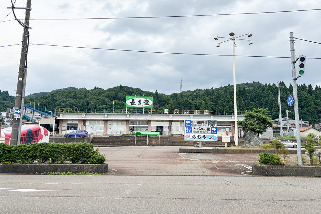 上越線が通る現在のJR小千谷駅。魚沼線の西小千谷駅はここから3kmほど離れていた