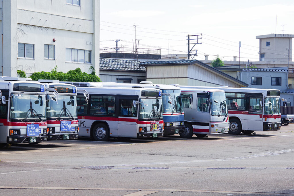 小千谷車庫前に並ぶ越後交通の路線車各種