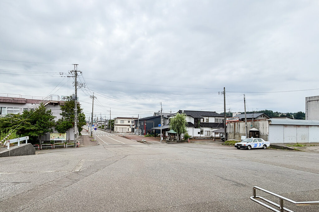 来迎寺駅の駅舎を背にして眺めた様子。写真右に「つばめタクシー」の営業所がある