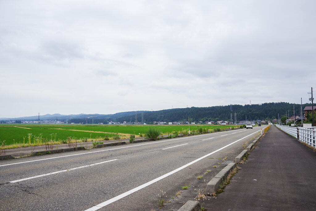 魚沼線の線路跡を転用したという片貝バイパス
