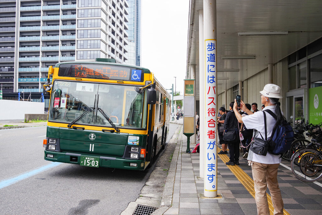 電車とほぼ同じ色をした、かぼちゃ電車バスIIが足代わりに