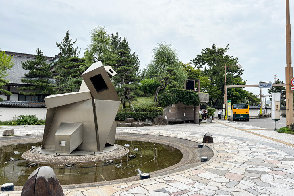 旧・白山前駅（市役所前）。現在の駅跡付近は公園に整備されている