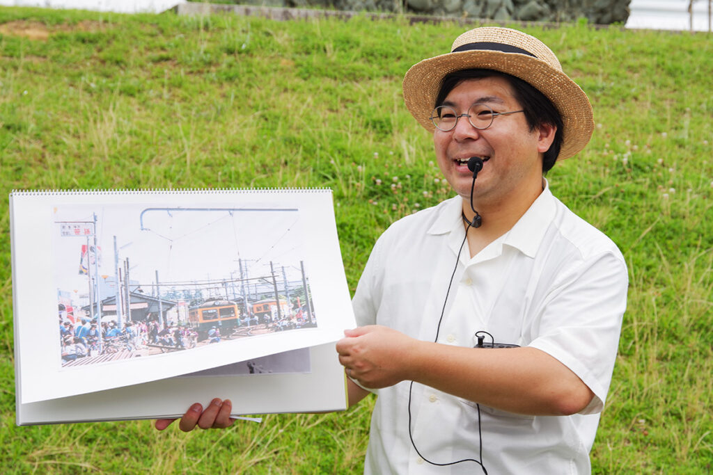 立ち寄りスポットでの平田氏による現地解説に参加者一同興味津々