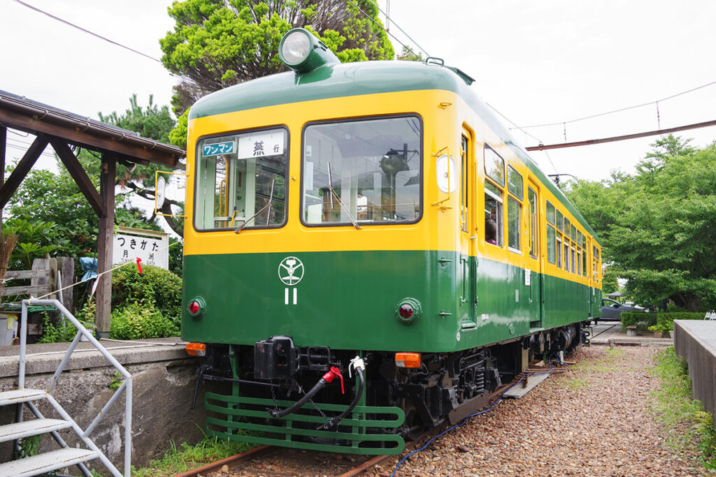 月潟駅のモハ11号とご対面。屋外保存ながらキレイな状態を保っている