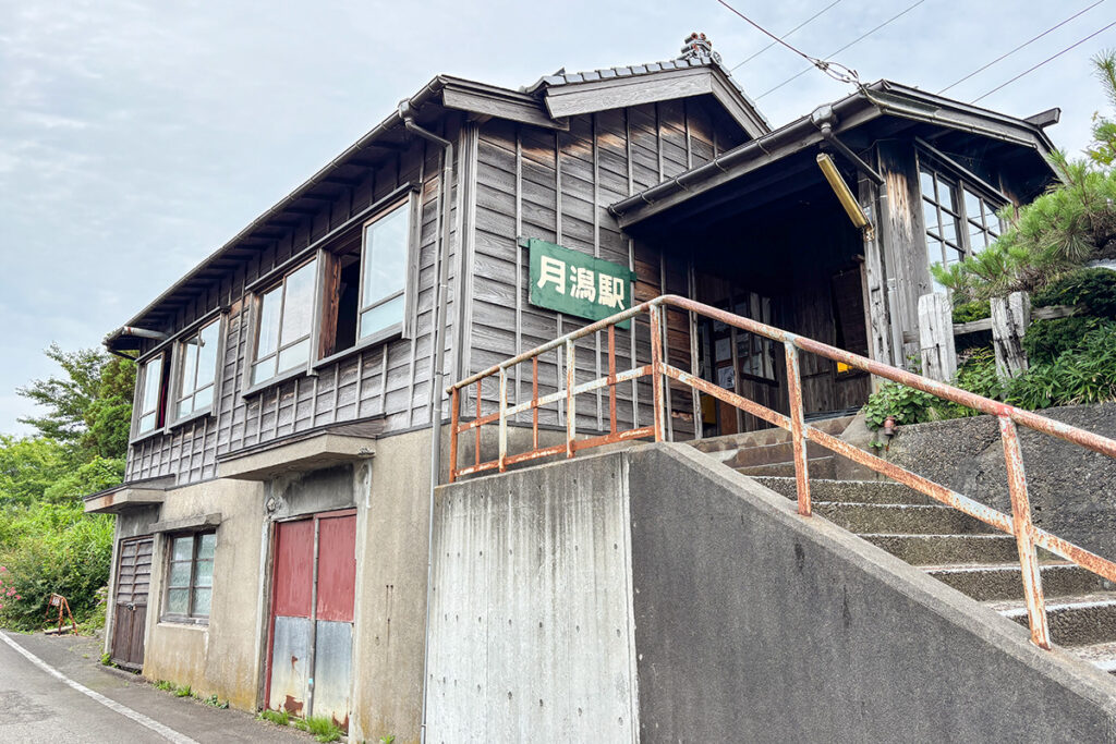 木造で趣のある旧・月潟駅駅舎