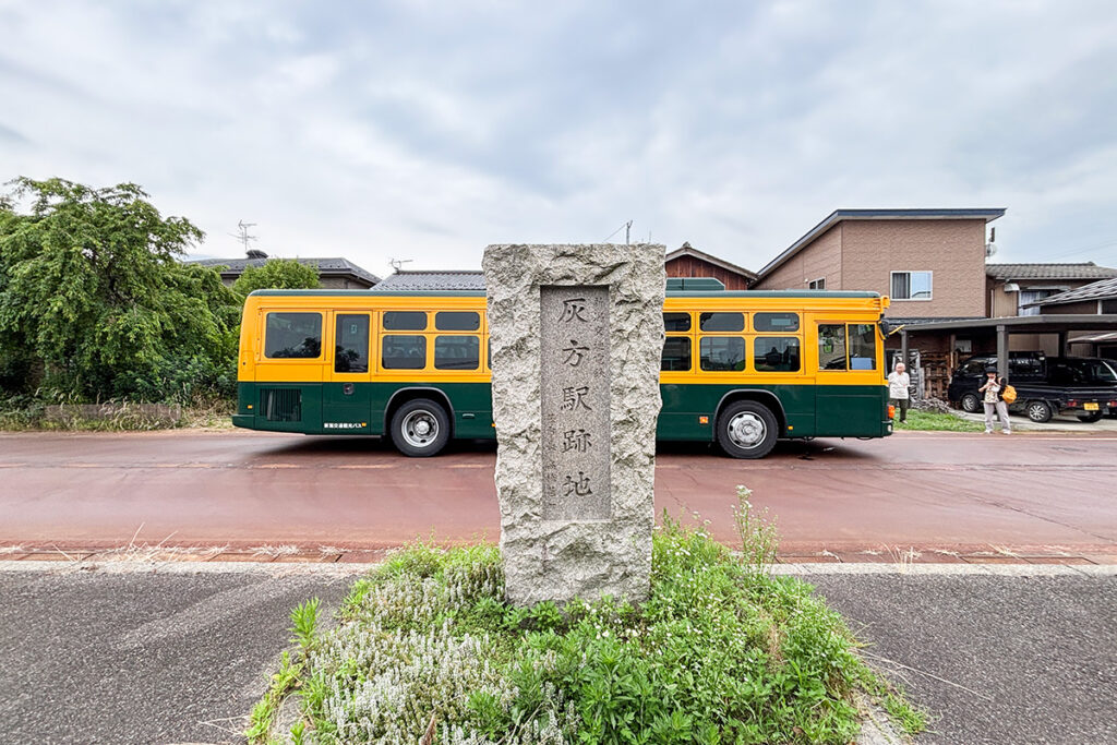 記念モニュメントが建っている灰方駅跡