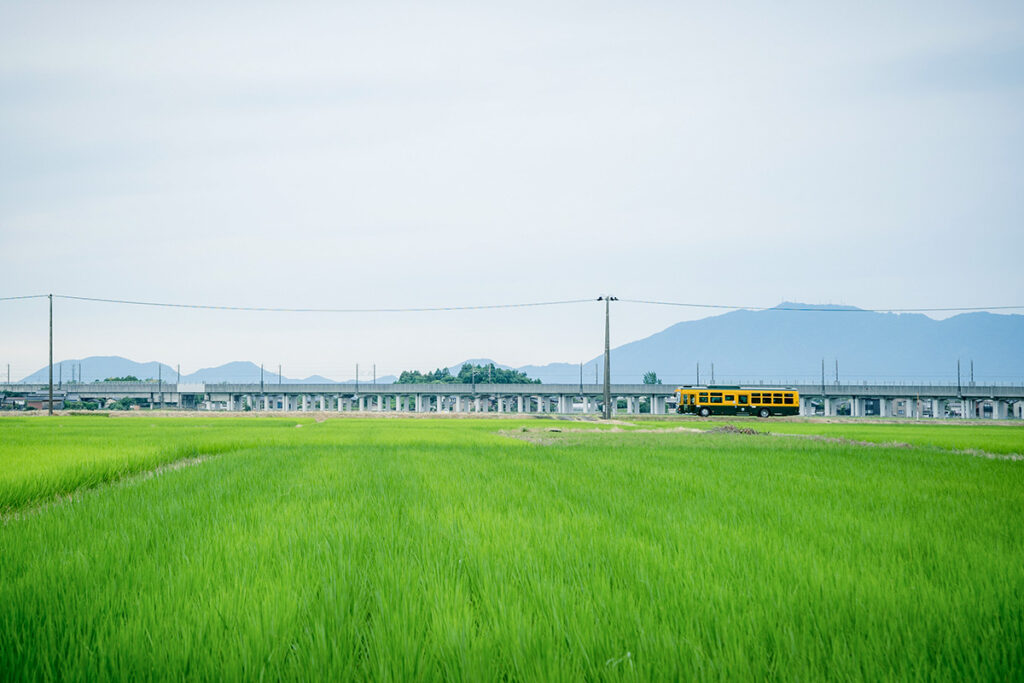 かぼちゃ電車バスIIが新潟交通電車線の通っていた付近をツアーバスとして走行中（写真：新潟交通　乗合バス部　村尾）