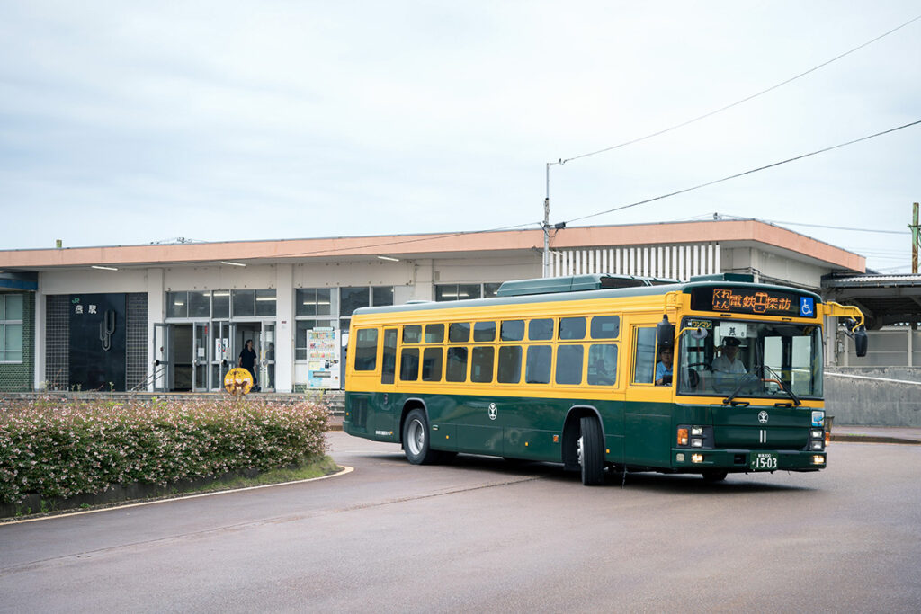 新潟交通電車線の跡を辿るツアーに起用された際のかぼちゃ電車バスII。燕駅前のロータリーを特別に通過（写真：新潟交通　乗合バス部　村尾）