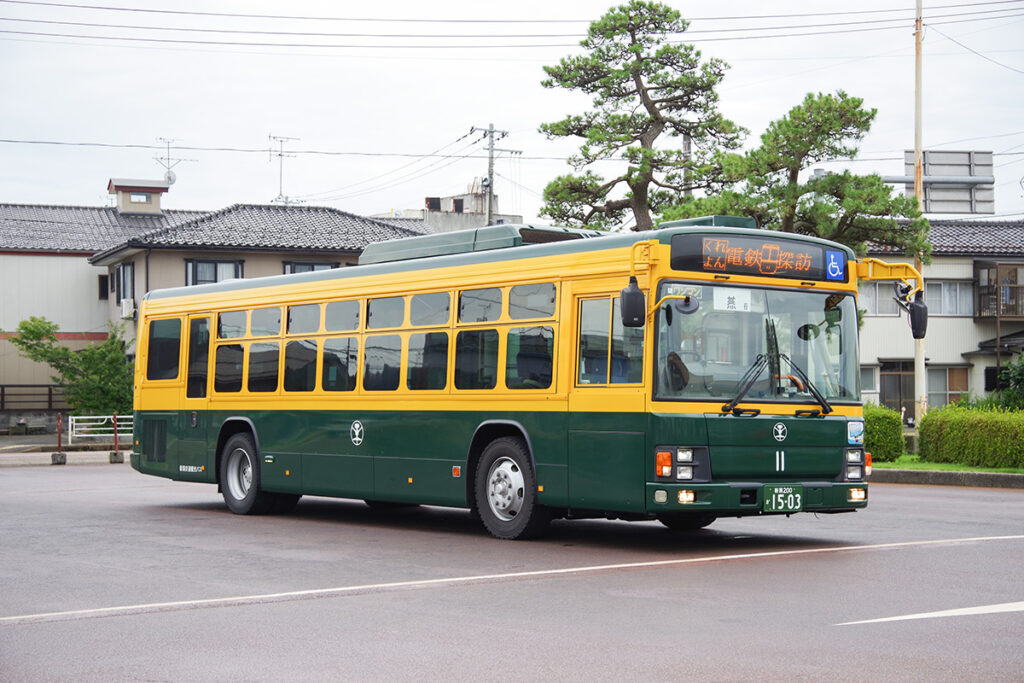 電車線で活躍した電車のカラーリングをモチーフにしたラッピング車
