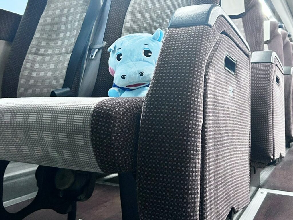 高速バスに車掌として乗務することもある