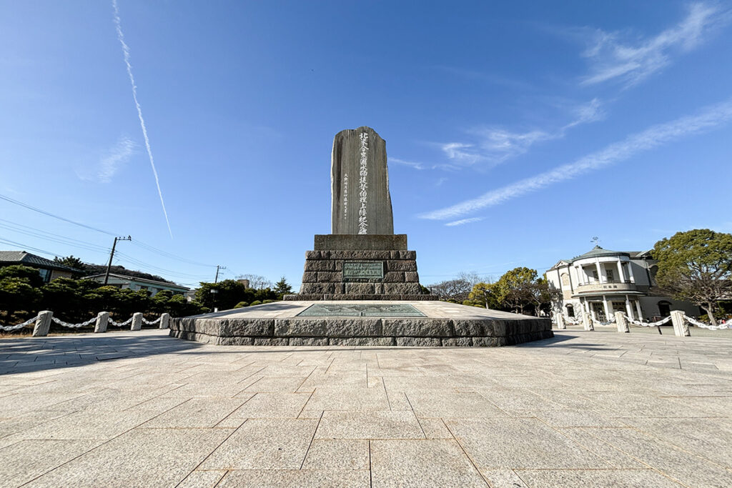 公園中央の巨大な石碑