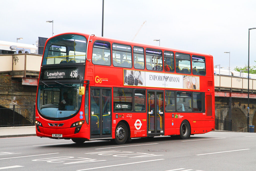 英国のバスは日本と同じ運転手が運賃収受を行う。ロンドンは最近、現金を止め、ICカードのみ利用可能へと変わっている