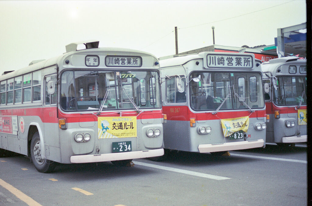 かつては色々な事業者で見られたいすゞBU04。写真は東急バス（右）
