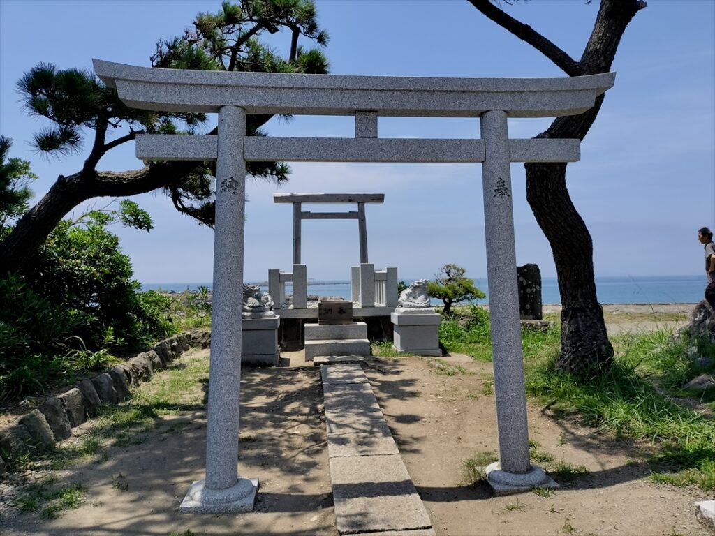 海沿いには龍神社もあり天候によっては富士山を望むことが可能