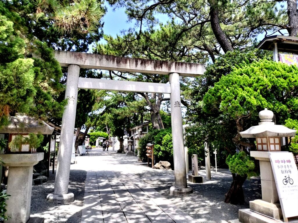 明るい参道は当地らしい雰囲気