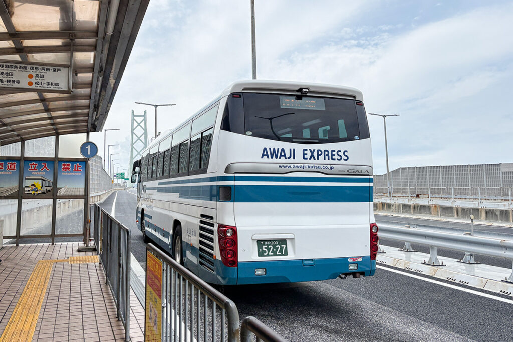 高速道路の本線脇に高速舞子バス停のプラットホームがある