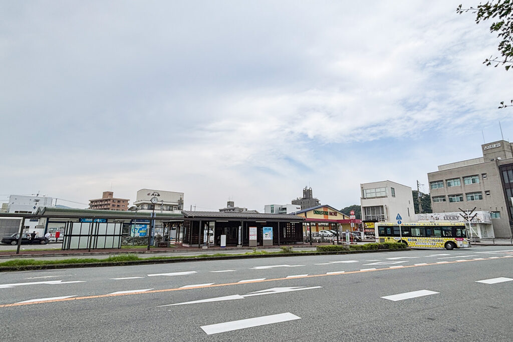 JR線の鳴門駅は写真バス乗り場の奥にある