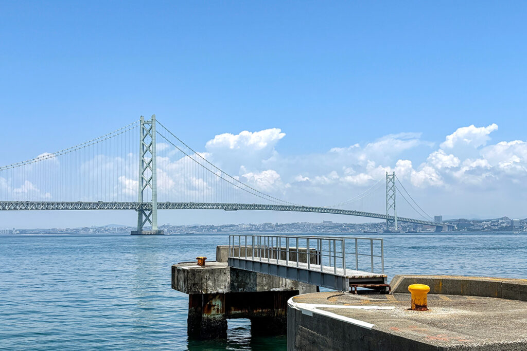 本州〜淡路島にかかる明石海峡大橋。写真奥が本州側