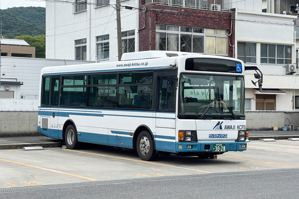 淡路交通の中型路線車・いすゞエルガミオ