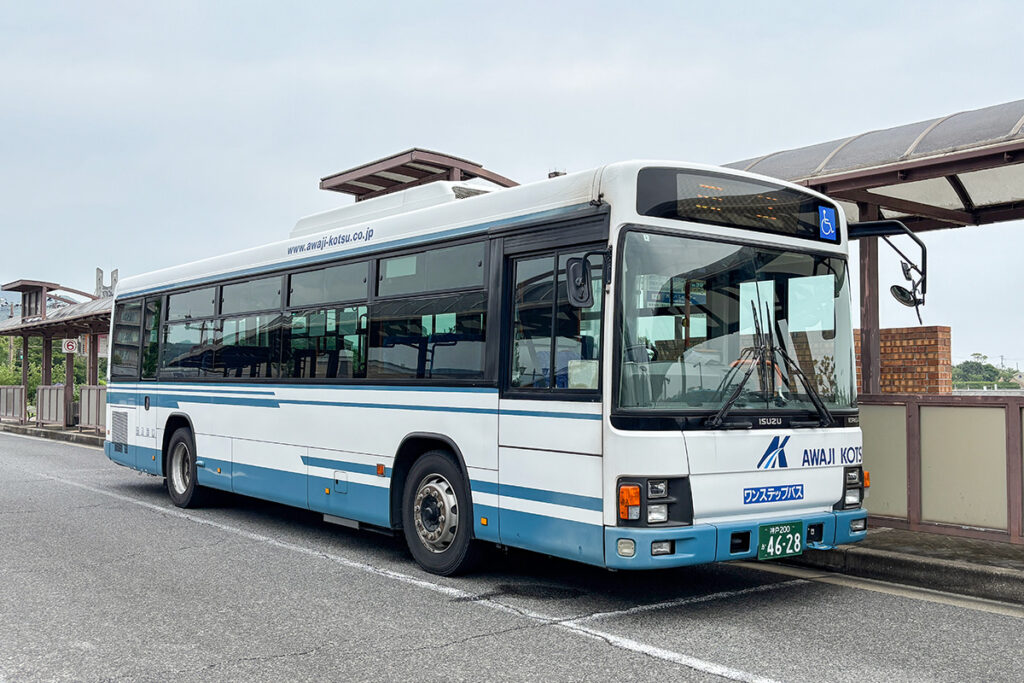 大型路線車のいすゞエルガ。角目4灯ライトが目立つ、ちょっと前のエルガ顔