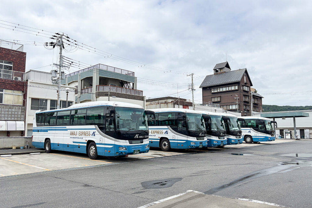 高速バス向けハイデッカー車がズラリと並ぶ