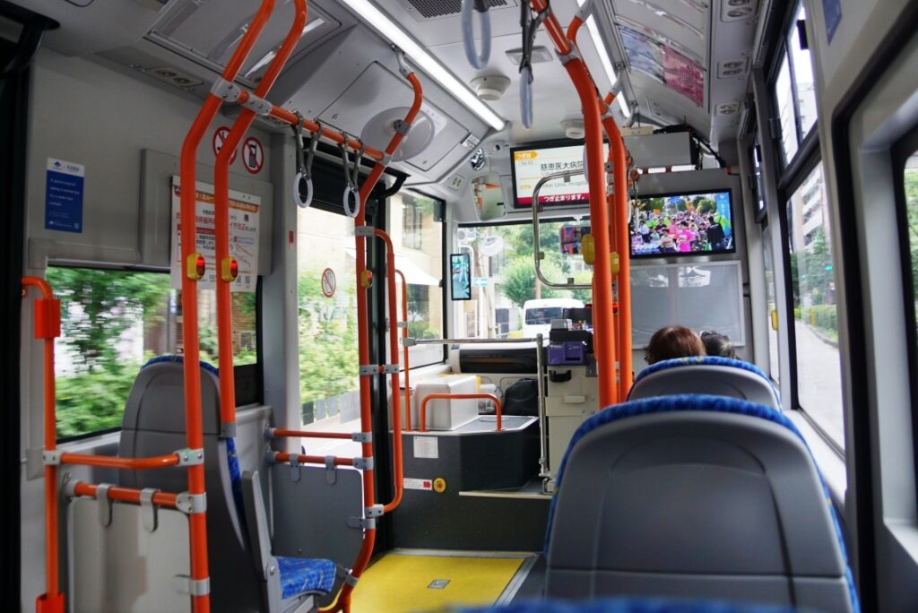 小型車でも立席定員があるので大型免許が必要