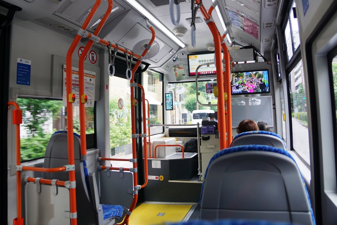 小型車でも立席定員があるので大型免許が必要
