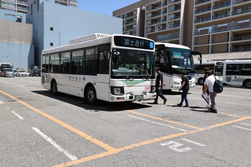 全員で模擬運行するバスに乗り込む