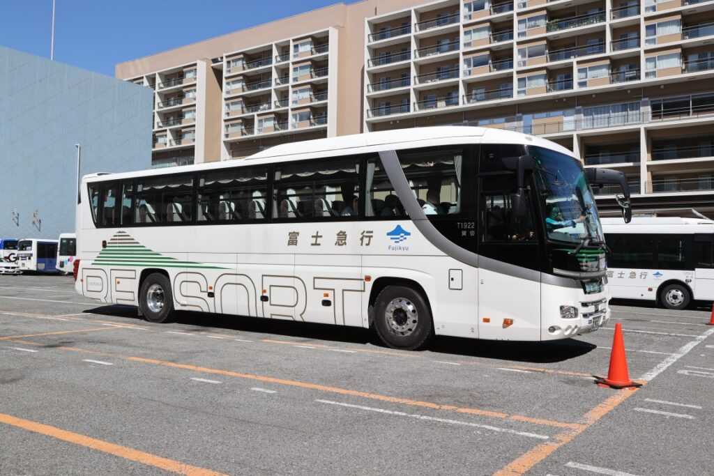 広く空けられた場内に運転体験のためのパイロンが立てられる