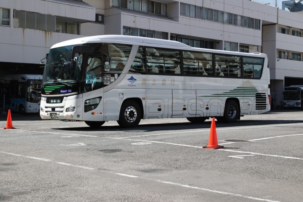 大型貸切バスを場内で運転する体験