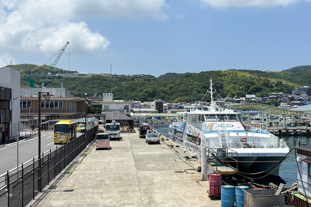 本州との連絡船が発着している北寄りの町・岩屋