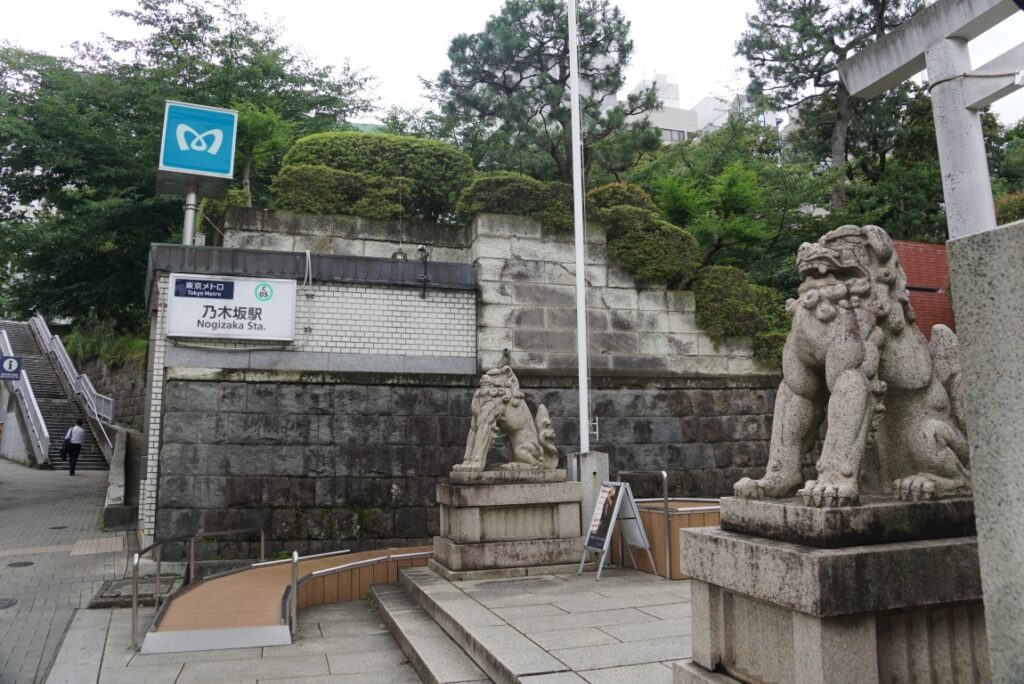 千代田線乃木坂駅出口の横が参道