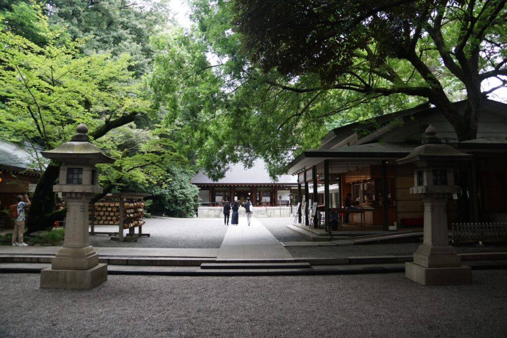 普段は閑静な神社境内