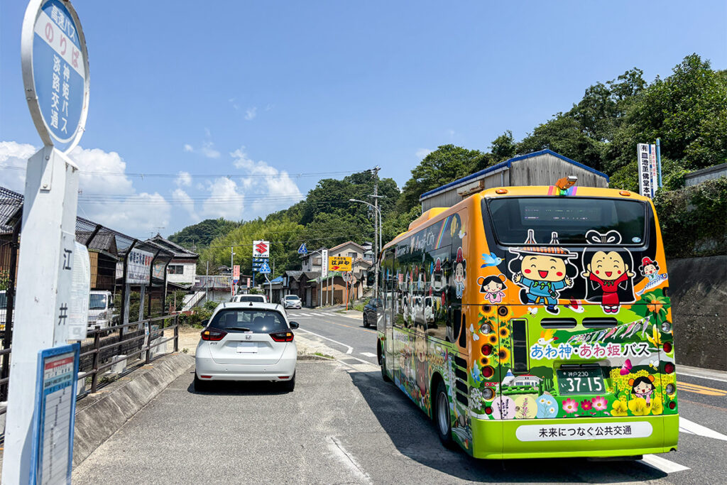 にょろりと寄り道する経路を描きながら江井でバスが折り返す