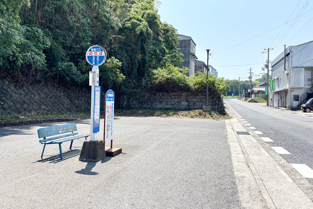 南へ向かうバスが停まる江井停留所。転回場を兼ねている