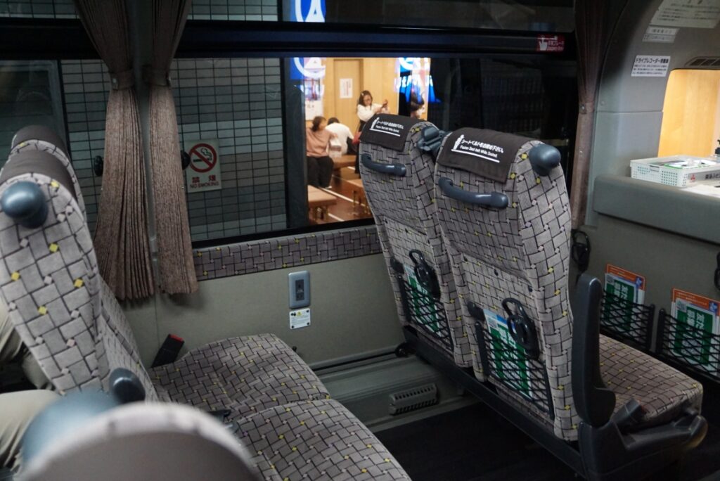 長距離路線ではないので途中休憩はないがトイレ付車で安心