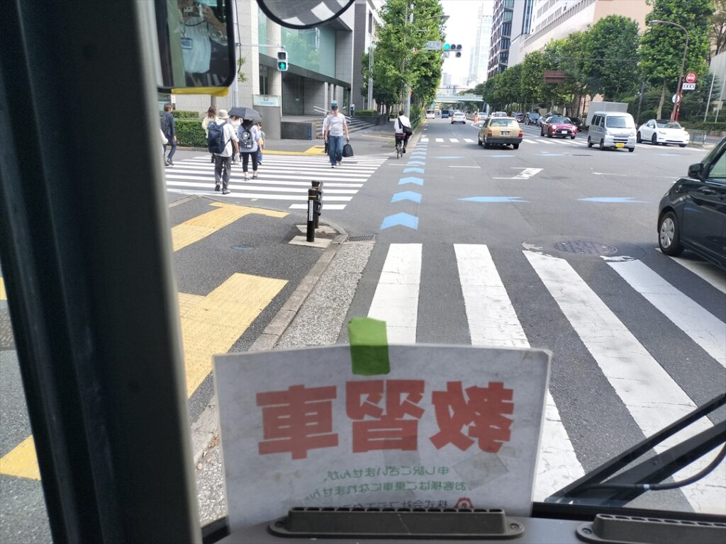 交差点を左折するのだが何に注意するのか？