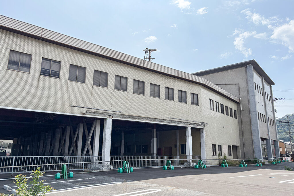 ビルの現役当時はここからプラットホームと上屋が伸びていた
