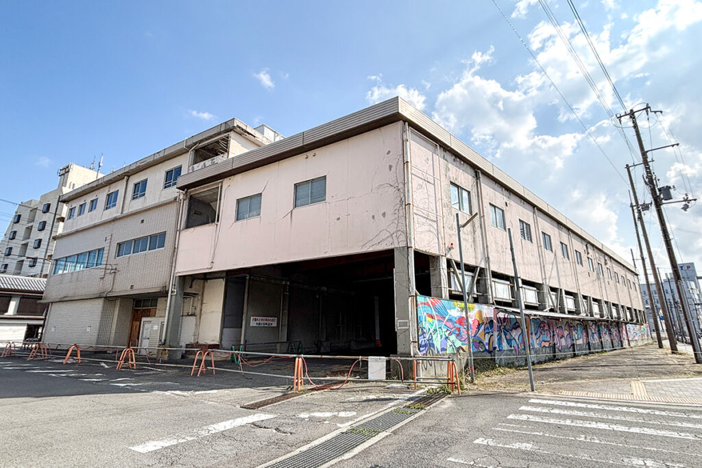 壁面に描かれたスプレーアートは洲本市公認